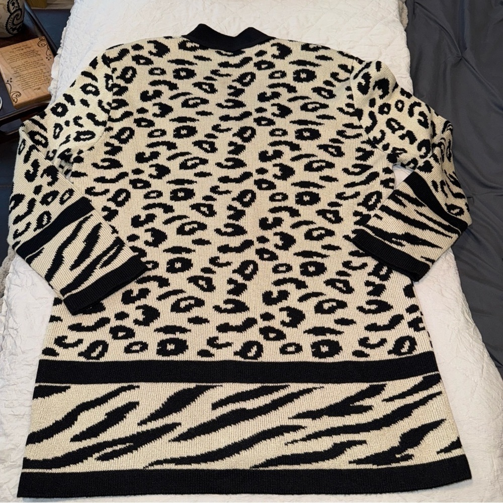 Stylish Animal Print Cardigan with Black Accents - Picture 5 of 5